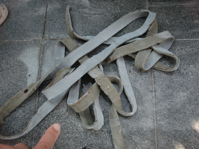 貝塚市石才のバルコニーの下端のコーキング撤去