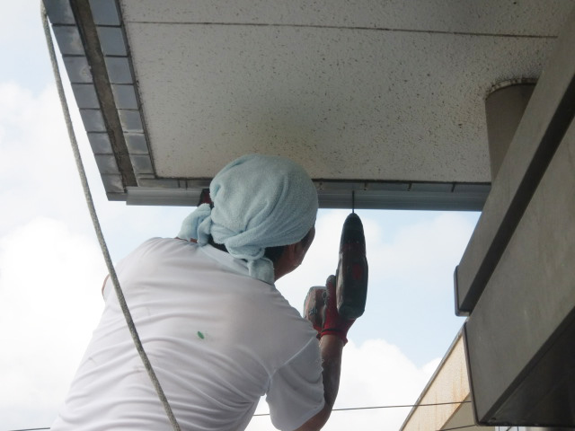 貝塚市石才のバルコニーの下端に水切り取付け