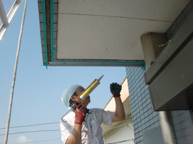 貝塚市石才のバルコニーの下端に水切り取付け後コーキング充填