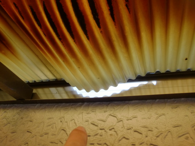 岸和田市北町の変形した波板