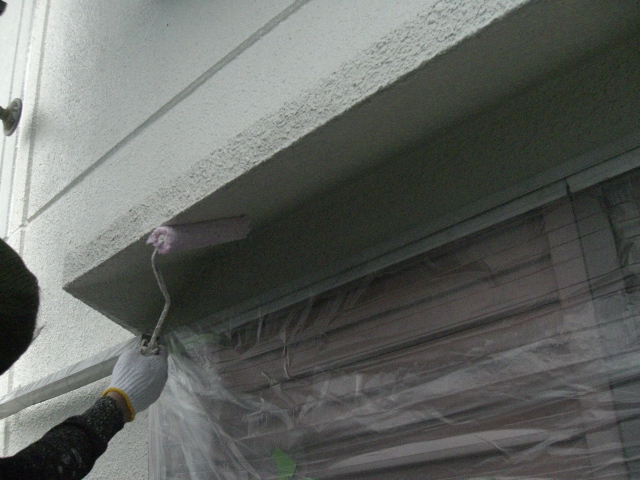 岸和田市天神山町の庇も下塗りします