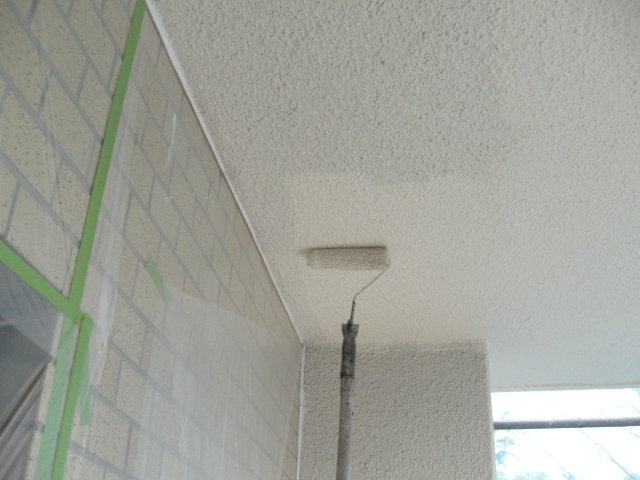 岸和田市天神山町の玄関天井塗装