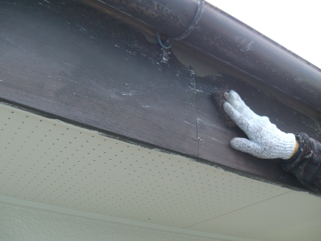 岸和田市天神山町の破風板塗装でケレン作業中