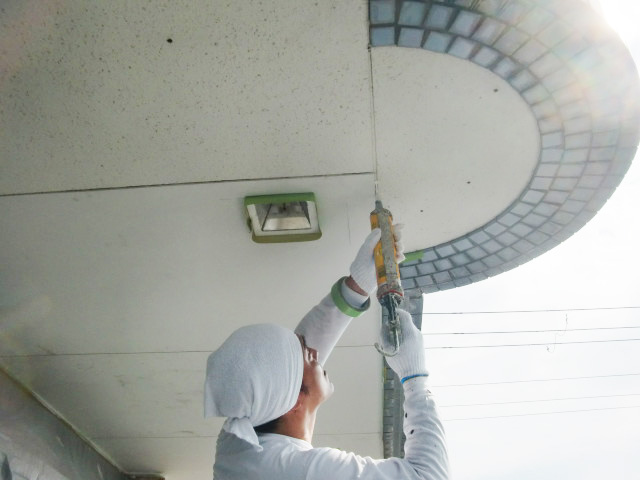 貝塚市石才のバルコニーの下端の目地にコーキング充填