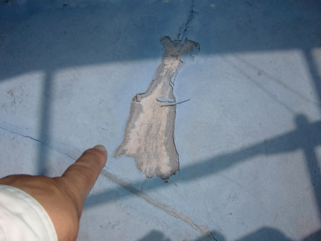 岸和田市のベランダの塗膜が剥がれています