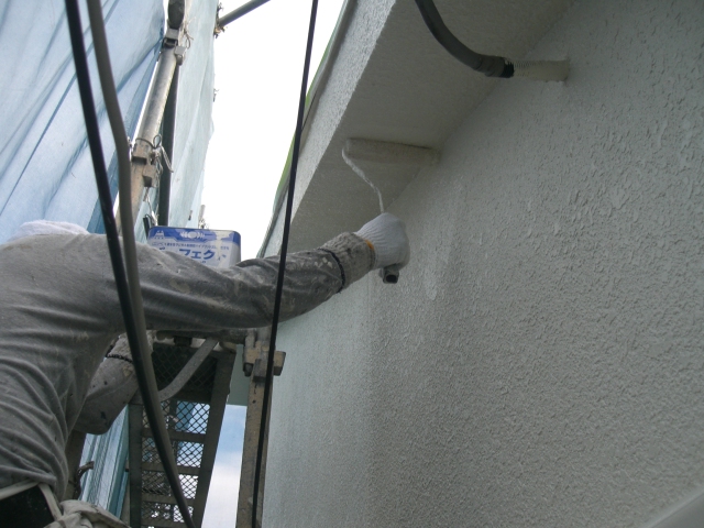 岸和田市春木本町で壁塗り替えの中塗り