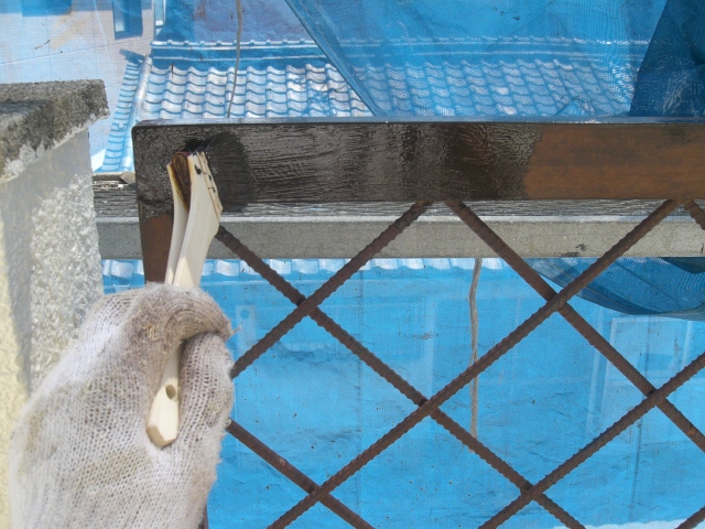 岸和田市春木本町でベランダの柵を塗装中