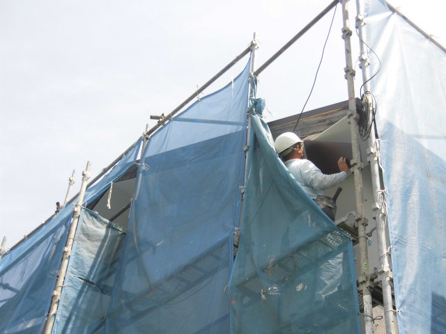 岸和田市土生町の破風板にガルバリウム鋼板を巻きます！