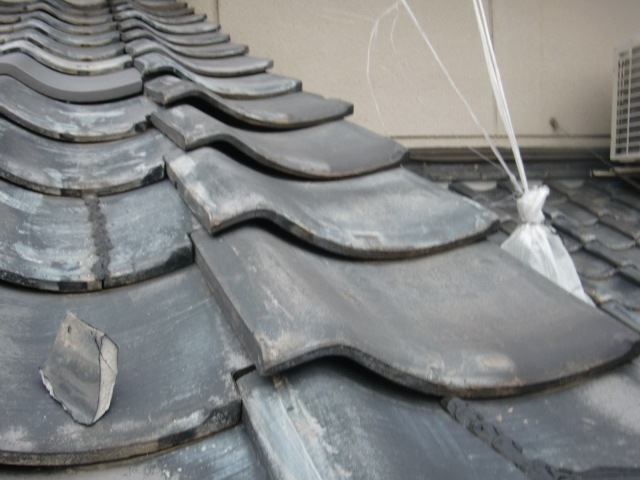 熊取町の瓦のズレ