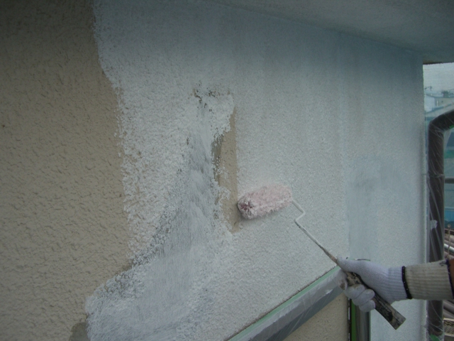 泉北郡忠岡町の外壁でクラック補修跡も下塗り