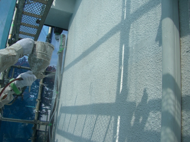 泉北郡忠岡町の外壁でクラック補修跡をパターン付け