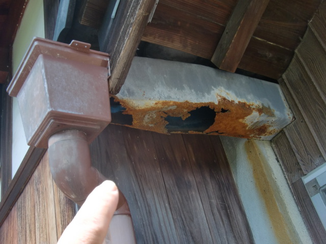 岸和田市の錆びた雨樋