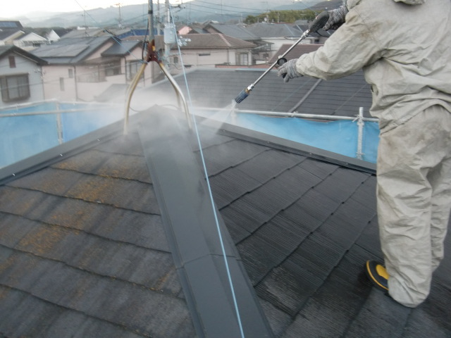 岸和田市尾生町の苔が生えた屋根高圧洗浄