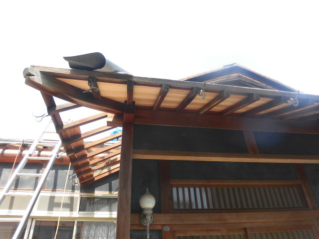 岸和田市土生町の玄関周りの軒天井張替え