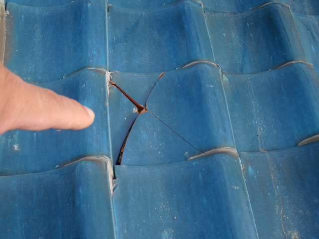 岸和田市の瓦が割れています