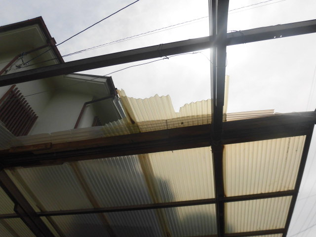 岸和田市上松町の変色した波板