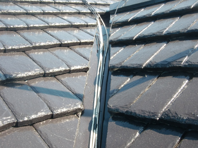 貝塚市の屋根の谷樋も塗装