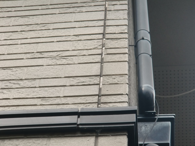 岸和田市上松町のサイデング壁の目地ひび割れ