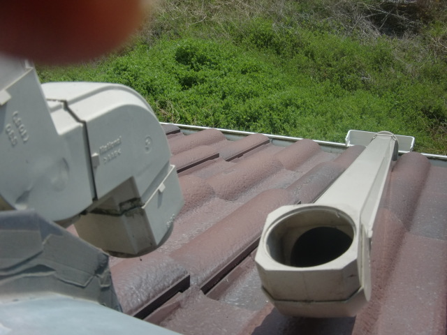和泉市箕形町の外れた雨樋