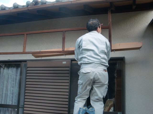 岸和田市東ヶ丘町の劣化した庇の補強/受け梁設置