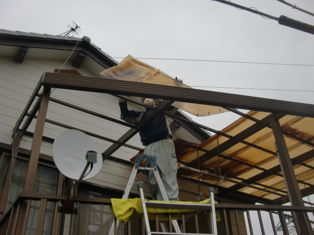 岸和田市尾生町の二階のテラス波板撤去