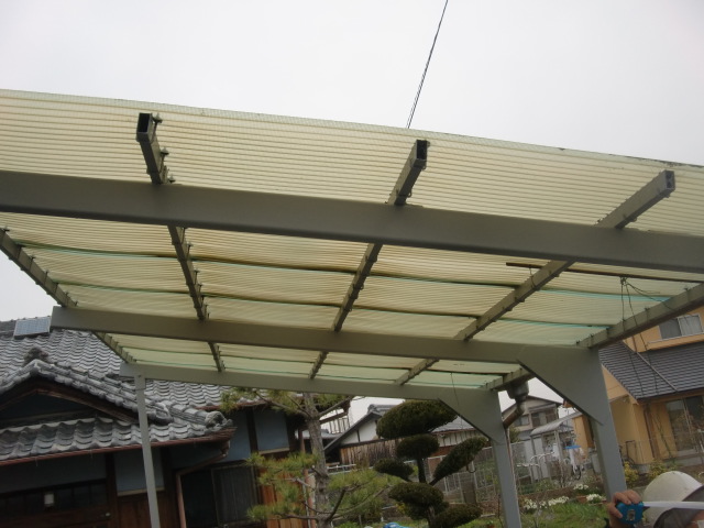 岸和田市尾生町の劣化したカーポートの波板