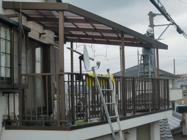 岸和田市尾生町の二階のテラス波板張替え中