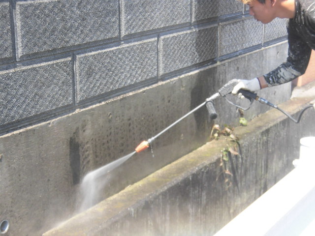 泉北郡忠岡町の黒ずんでいた塀を洗浄