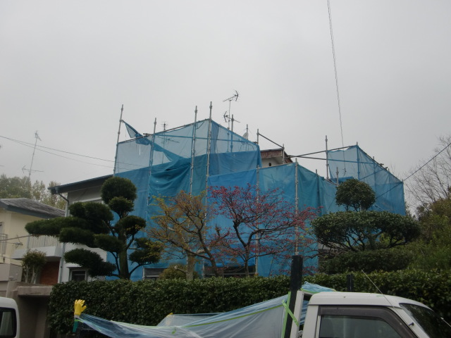 岸和田市天神山町の仮設足場設置状況