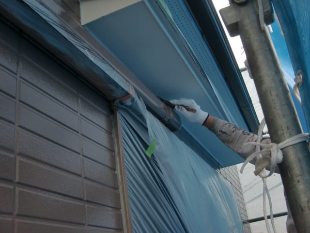 岸和田市尾生町の庇の下端塗装