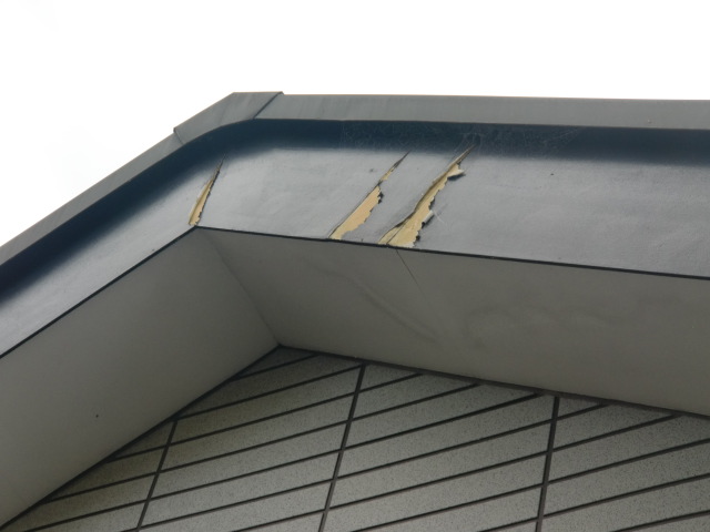 岸和田市三田町の破風板の塗膜劣化