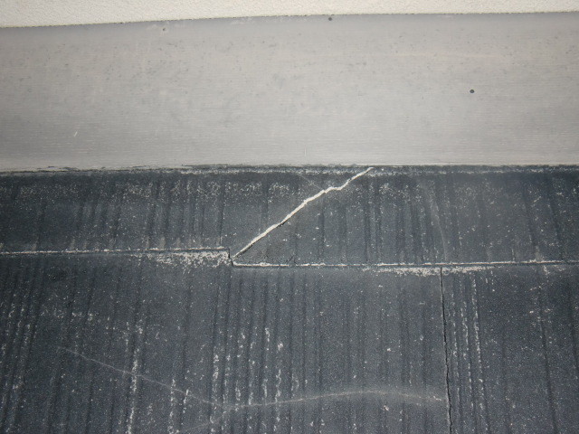 岸和田市極楽寺町の屋根割れ状況