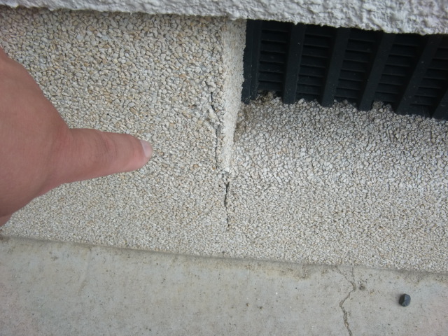 泉北郡忠岡町の床下通気口周りのクラック