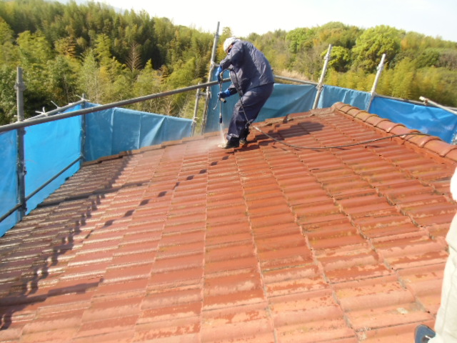 岸和田市天神山町の洋瓦の高圧洗浄