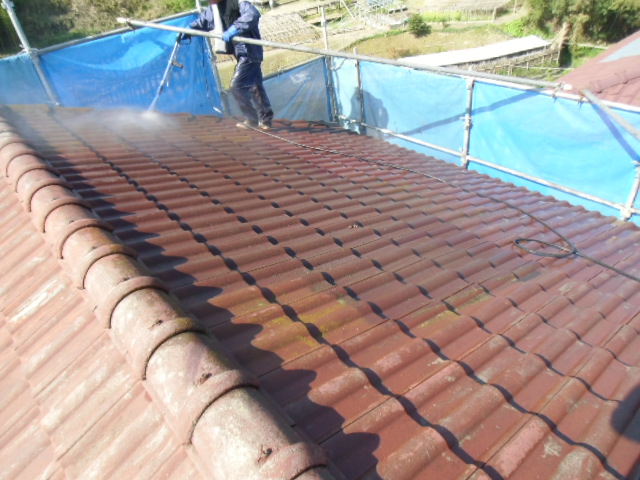 岸和田市天神山町の屋根を高圧洗浄