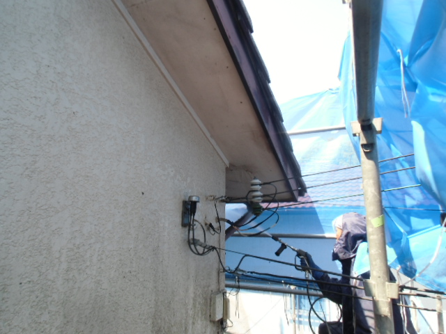 岸和田市天神山町の軒天井を高圧洗浄中