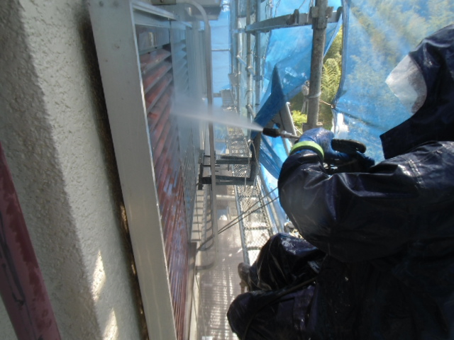 岸和田市天神山町の雨戸を洗浄中