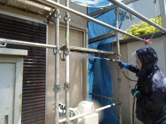 岸和田市天神山町の戸袋を洗浄中