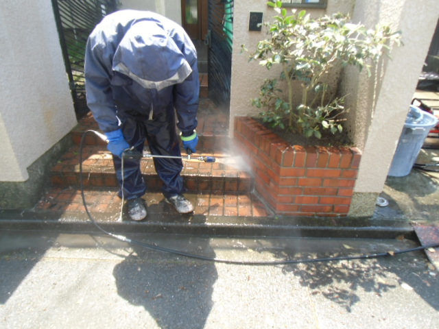 岸和田市天神山町の塀及び玄関タイルを洗浄中