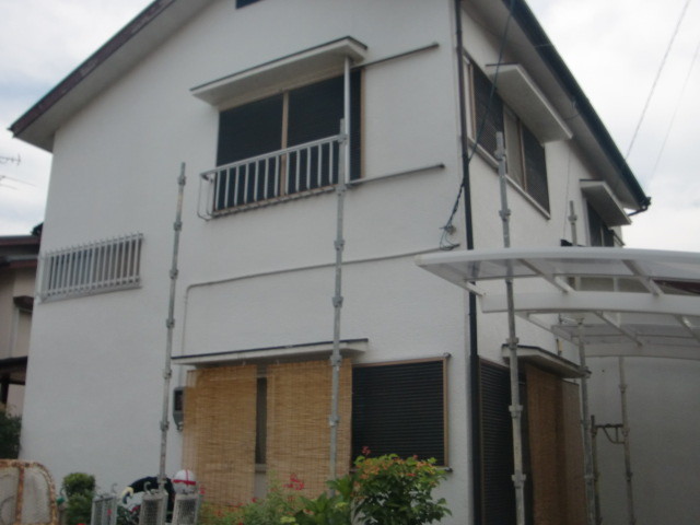 岸和田市摩湯町で足場設置中