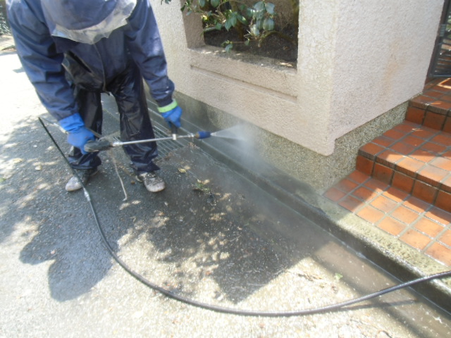 岸和田市天神山町の塀を洗浄中