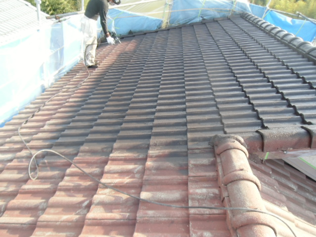 岸和田市天神山町の屋根を吹き付けで下塗り