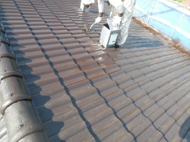 岸和田市天神山町の屋根を中塗り