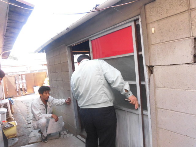 泉北郡忠岡町で倉庫の建具点検中