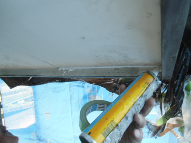 岸和田市天神山町の塗装前のコーキング