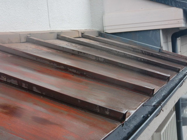 岸和田市のカラー鋼板の下屋も葺き替えます