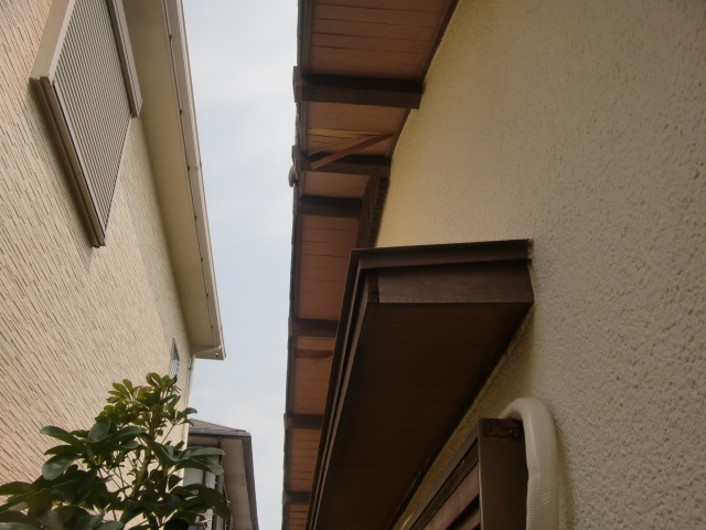 泉南市男里の劣化が激しい軒天井修理工事