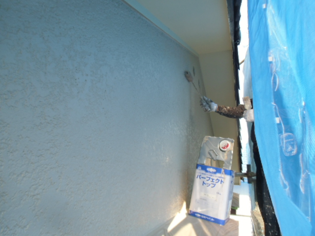 岸和田市天神山町の外壁を中塗り