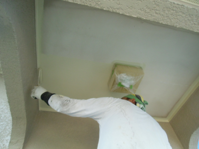 岸和田市天神山町の玄関天井塗装