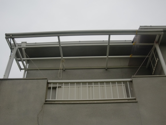 泉南市の飛散したテラス屋根の波板